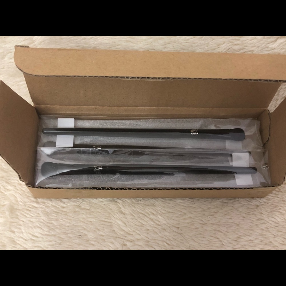 Kat Von D eyeshadow brush - Picture 2 of 4
